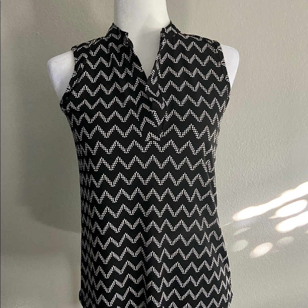 SJS sleeveless tops black and white Chevron